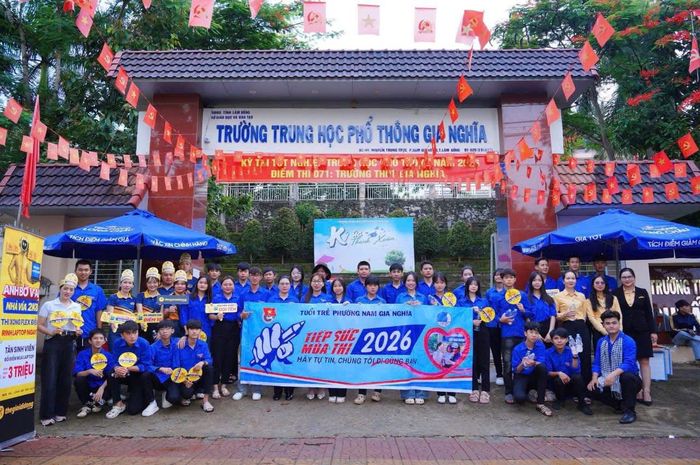 Đội hình “Tiếp sức mùa thi” tại Điểm thi THPT Gia Nghĩa