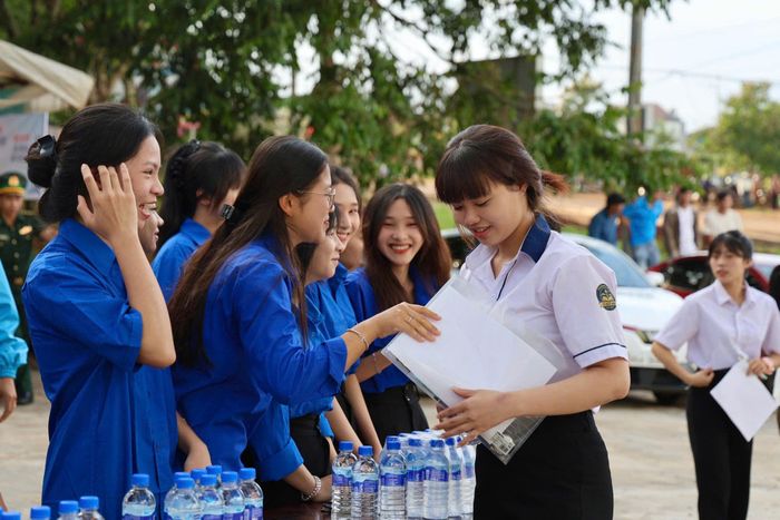 Lực lượng tình nguyện viên tặng nước uống cho thí sinh tại Điểm thi Trường THPT Lê Quý Đôn - Tuy Đức