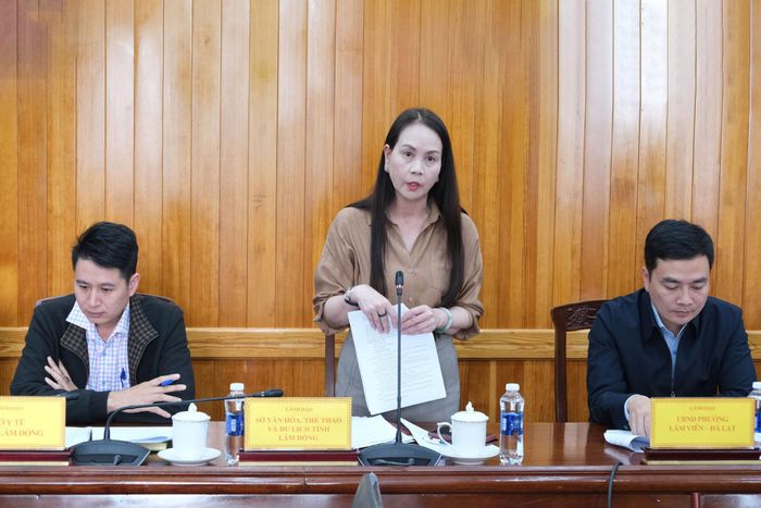Quyền Giám đốc Sở Văn hóa, Thể thao và Du lịch tỉnh Lâm Đồng Nguyễn Thị Bích Ngọc báo cáo công tác phối hợp chuẩn bị
