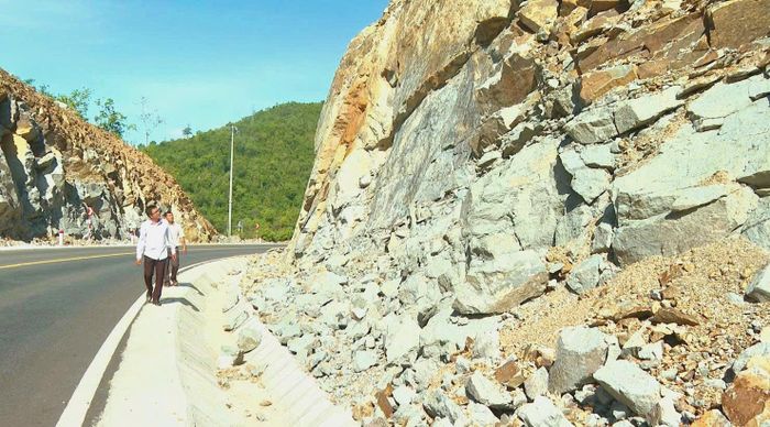 Nhiều vị trí tiềm ẩn nguy cơ đá lăn xuống đường gây mất an toàn