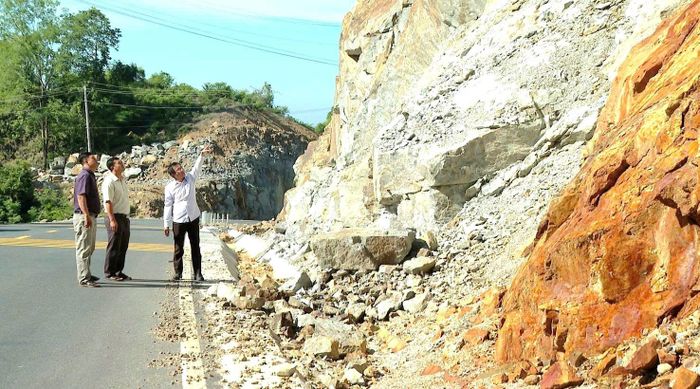 Lãnh đạo UBND xã Phan Sơn kiểm tra vị trí sạt lở đá xuống đường tại Km 31, Quốc lộ 28B