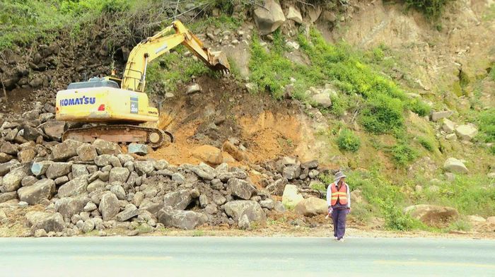 Nhiều vị trí có nguy cơ xảy ra sạt lở đang được đơn vị thi công xử lý, khắc phục