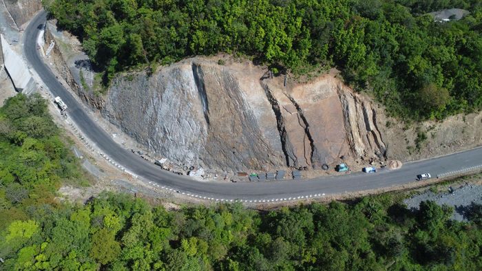 Khu vực mái taluy đang được thi công chống đá lăn tại Km41, Quốc lộ 28B