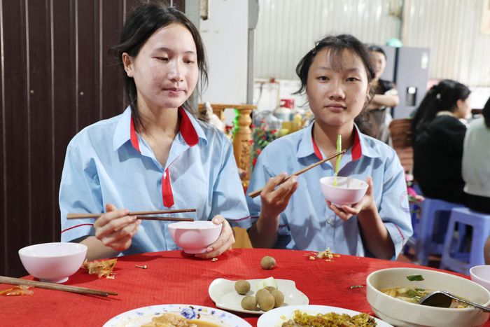Giàng Thị Hà (bên trái) và bạn ăn cơm trưa ngay gần điểm thi