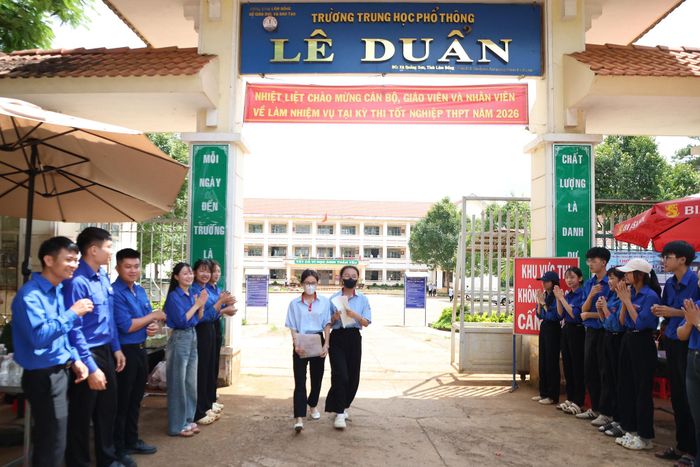 Thí sinh Điểm thi Trường THPT Lê Duẩn hoàn thành bài thi Ngữ văn