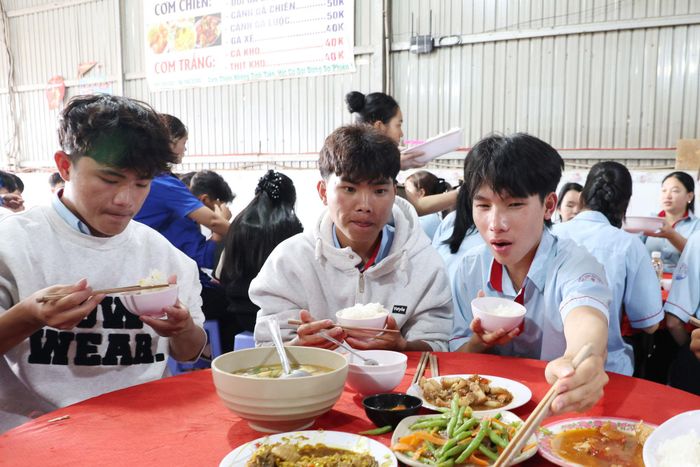 Thí sinh Tráng A Kềnh (bên phải) và hơn 100 thí sinh khác được hỗ trợ bữa cơm miễn phí