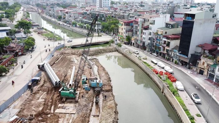 Lãnh đạo Hà Nội cũng yêu cầu đối với các gói thầu thi công kênh dẫn nước, phải hoàn thành trước ngày 30/4 để bảo đảm việc tiêu thoát nước ổn định đến Trạm bơm tiêu Yên Nghĩa; trước ngày 30/6 phải hoàn thành phần hạng mục cảnh quan.
