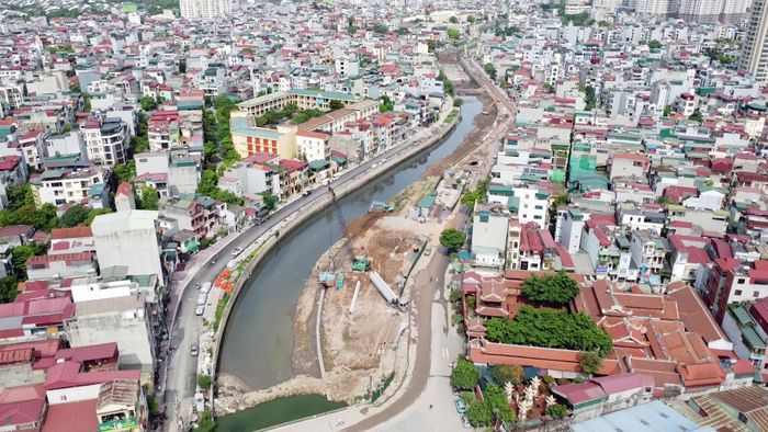 Trước thực trạng này, ngày 18/4, Bí thư Thành ủy Hà Nội Trần Đức Thắng đã đi kiểm tra thực địa công trình xây dựng dự án kênh La Khê.