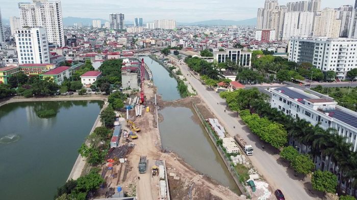 Mặc dù cụm công trình đầu mối đã được thi công xong và đưa vào vận hành từ tháng 1/2020, nhưng phần kênh La Khê phục vụ dẫn nước cho trạm bơm vẫn chưa được hoàn thiện.