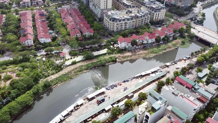 Ghi nhận của người viết, thời gian gần đây, máy móc, nhân lực của nhà thầu đang tích cực nạo vét lòng kênh La Khê để hoàn thiện hạng mục còn lại của dự án cải thiện hệ thống tiêu nước khu vực phía Tây Hà Nội.