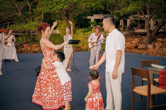 Không gian tiệc sinh nhật ấm cúng do nam diễn viên chuẩn bị.