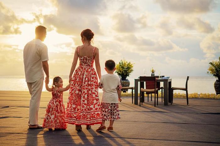 Gia đình nam diễn viên duy trì mối quan hệ thân thiết với nhiều nghệ sĩ nổi tiếng.