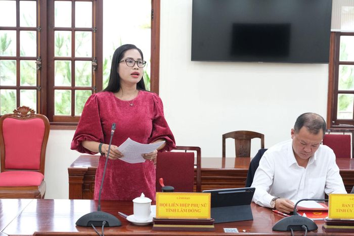 Chủ tịch Hội Liên hiệp Phụ nữ tỉnh Lâm Đồng H'Vi Êban nêu ý kiến tại buổi làm việc
