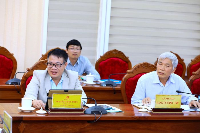 Phó Chủ tịch UBND tỉnh Lâm Đồng Nguyễn Ngọc Phúc và lãnh đạo Đảng ủy UBND tỉnh theo dõi phát biểu của Phó Bí thư Tỉnh ủy