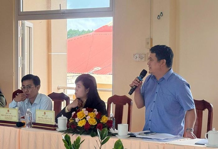 Lãnh đạo Trung tâm Phát triển quỹ đất tỉnh báo cáo với Đoàn giám sát số 8 của Ban Chỉ đạo thực hiện dân chủ ở cơ sở Lâm Đồng