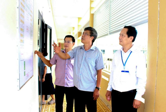 Phó Chủ tịch UBND tỉnh Nguyễn Minh kiểm tra sơ đồ thi