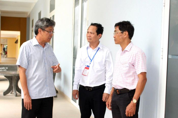 Phó Chủ tịch UBND tỉnh Nguyễn Minh trao đổi với lãnh đạo Điểm thi Trường THPT Phan Bội Châu - Phan Thiết