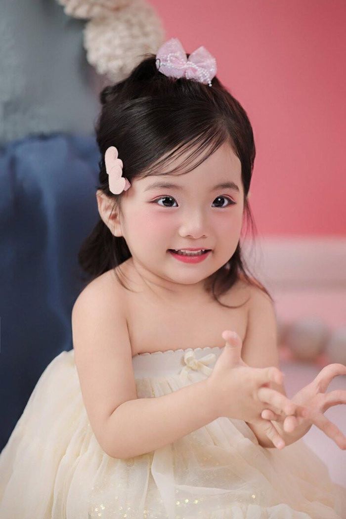 Cô bé Lisa có ngoại hình được ví như búp bê.