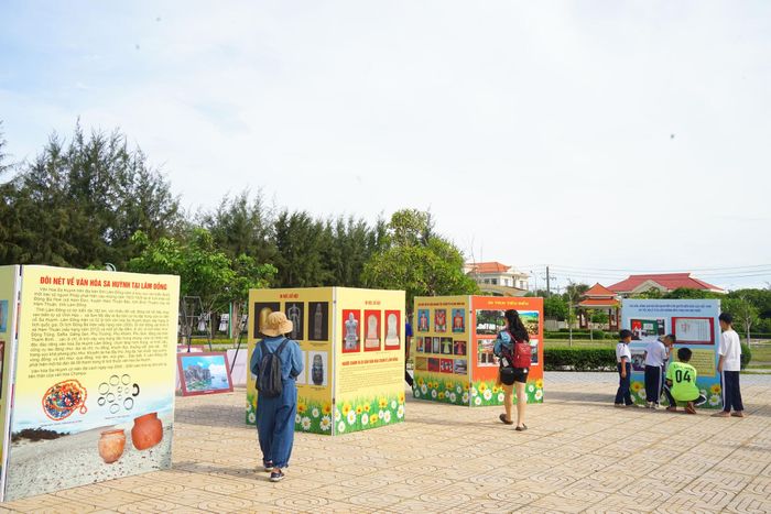 Không gian triển lãm nhóm ảnh về thành tựu kinh tế - xã hội, làng nghề nước mắm truyền thống, sinh hoạt của ngư dân ven biển, làng gốm Chăm…