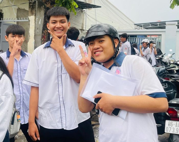 Thí sinh tại Điểm thi Trường THCS Nguyễn Du - Phan Thiết bày tỏ niềm vui sau khi hoàn thành ngày thi đầu tiên