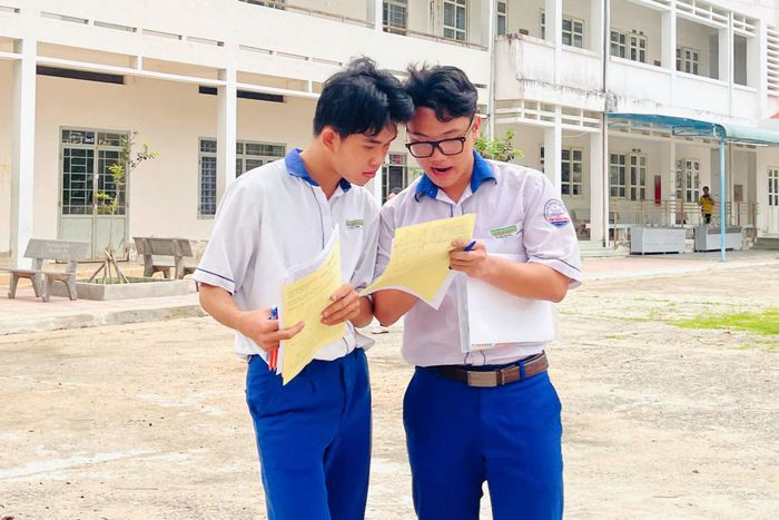Thí sinh thảo luận đề toán