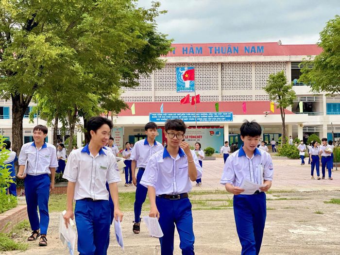 Thí sinh tại Điểm thi Trường THPT Hàm Thuận Nam phấn khởi hoàn thành ngày thi đầu tiên