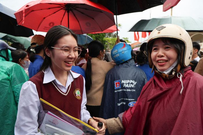 Thí sinh tại điểm thi Trường THPT Chuyên Thăng Long vui mừng sau khi làm xong bài thi