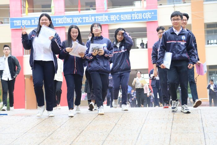Thí sinh tại Điểm thi Trường THPT Trần Phú - Đà Lạt (phường Xuân Hương - Đà Lạt) hoàn thành bài thi môn Toán với tâm trạng thoải mái