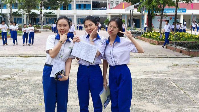 Thí sinh phấn khởi hoàn thành môn Toán