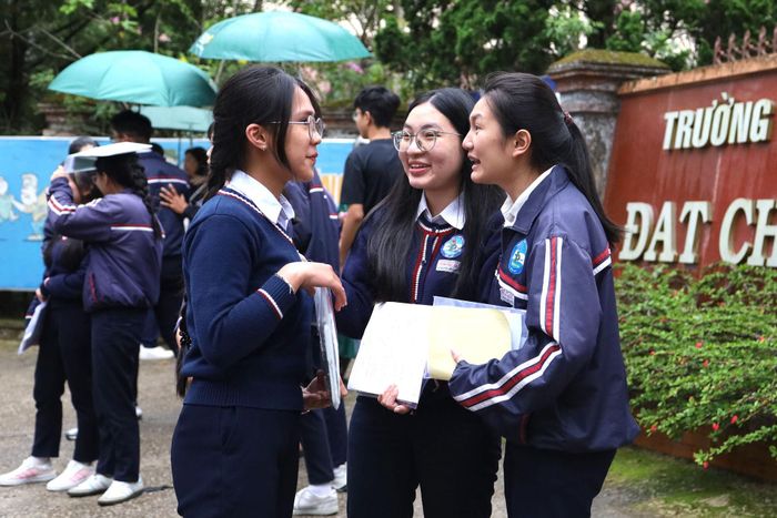 Thí sinh tại Điểm thi Trường THPT Trần Phú - Đà Lạt (phường Xuân Hương - Đà Lạt) trao đổi đề thi sau khi kết thúc buổi thi