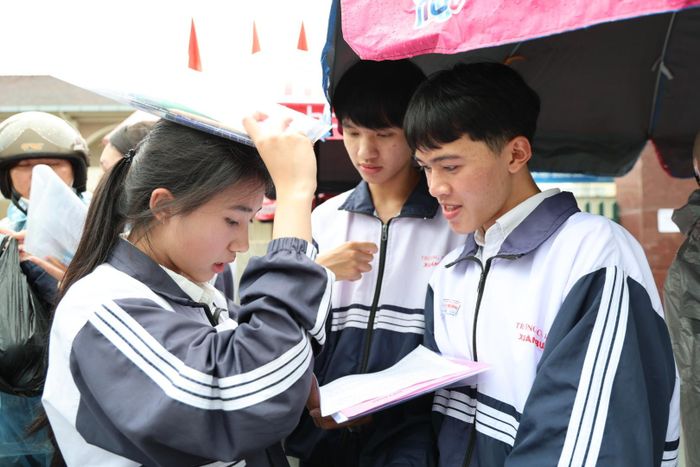 Thí sinh tranh thủ kiểm tra, đối chiếu kết quả làm bài môn Toán sau khi kết thúc thời gian thi
