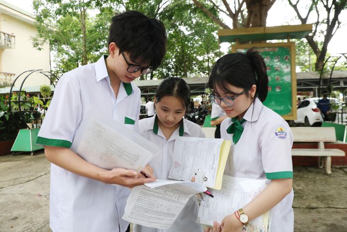 Thí sinh Nguyễn Tường Vy (bên phải) đánh giá đề thi dễ hơn đề thi thử và đề thi năm 2025