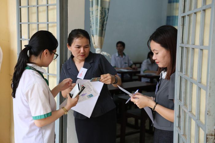 Thí sinh vào phòng thi tại Điểm thi Trường THPT Chuyên Nguyễn Chí Thanh