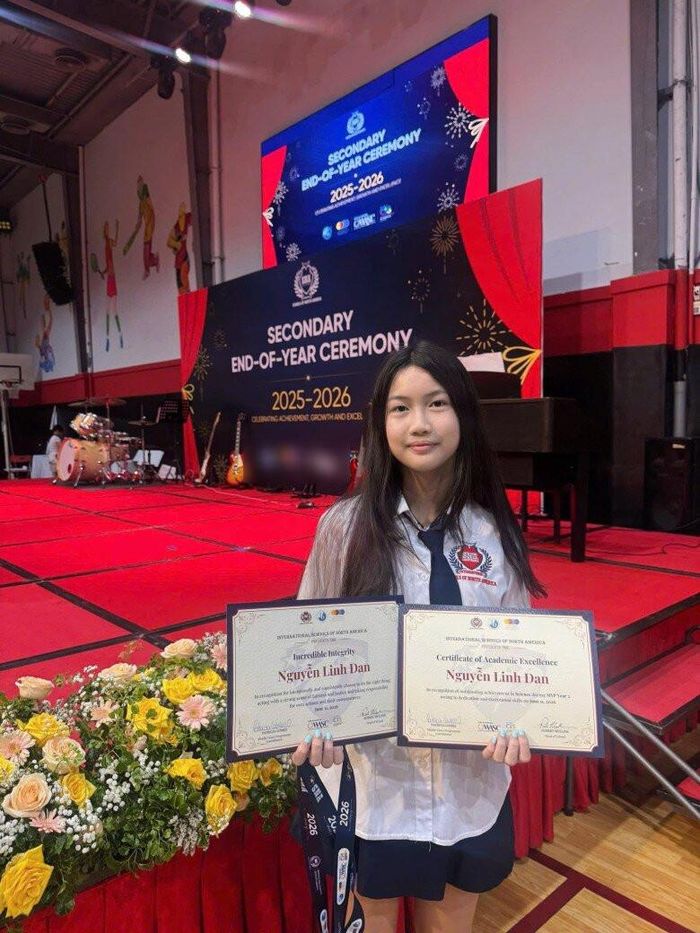 Con gái của nữ diễn viên rạng rỡ khi nhận giấy khen trong lễ tổng kết.