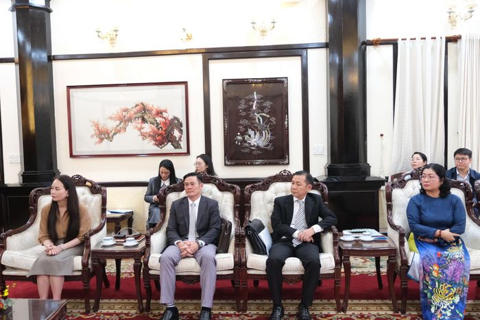 Đại diện lãnh đạo các sở, ngành cùng dự lễ đón tiếp