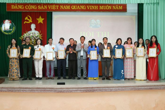 Trao chứng nhận cho các thí sinh tham gia hội thi