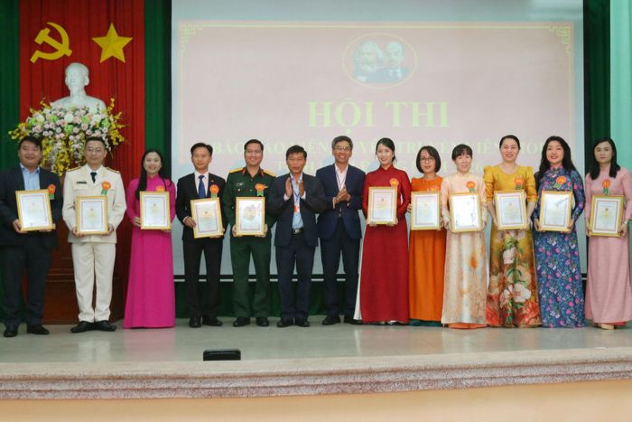 Trao chứng nhận cho các thí sinh tham gia hội thi