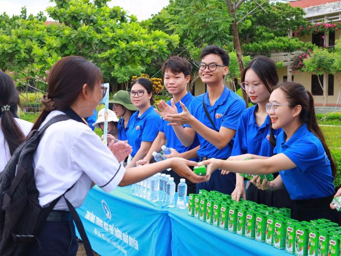 Những chai nước mát góp phần tiếp thêm động lực cho các sĩ tử