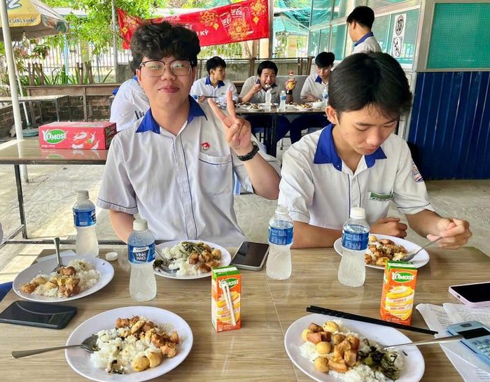 Học sinh ở xa dùng bữa trưa miễn phí trong thời gian tham gia kỳ thi
