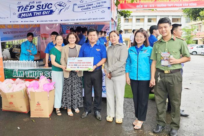 Đại diện các đơn vị, nhà hảo tâm đồng hành hỗ trợ nguồn lực cho chương trình “Tiếp sức mùa thi” năm 2026