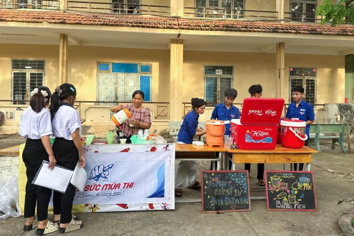 Công tác chuẩn bị nước uống miễn phí được thực hiện chu đáo trước giờ thi