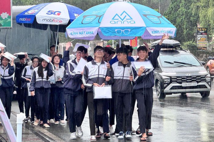 Sự đồng hành của các lực lượng tình nguyện góp phần giúp thí sinh giữ tâm lý ổn định, thoải mái trong kỳ thi quan trọng