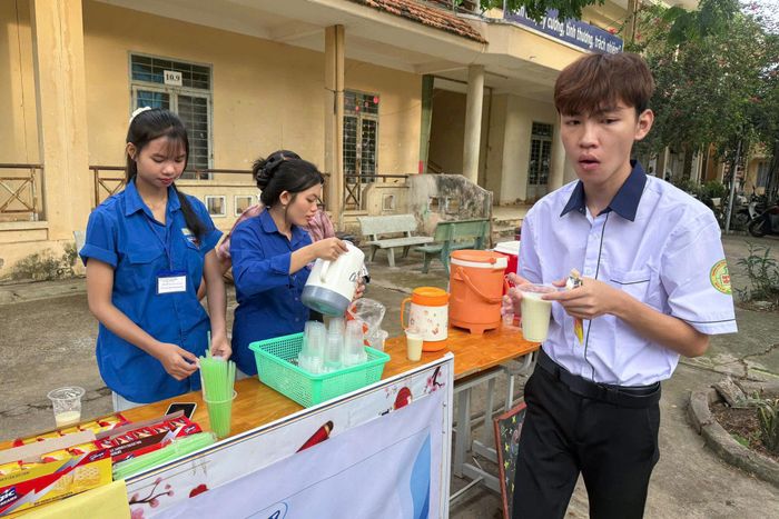 Hàng trăm học sinh được hỗ trợ bữa ăn miễn phí giữa các buổi thi