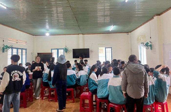 Khu vực ăn uống tập trung phục vụ cho thí sinh khó khăn tại điểm thi