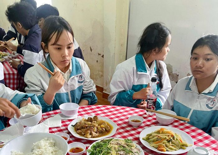 Các suất ăn đầy đủ dinh dưỡng giúp học sinh có thêm điều kiện thuận lợi để hoàn thành kỳ thi