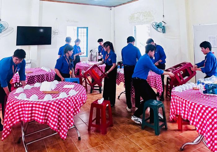 Đoàn viên, thanh niên Tỉnh đoàn Lâm Đồng chuẩn bị khu vực phục vụ ăn uống miễn phí cho thí sinh có hoàn cảnh khó khăn