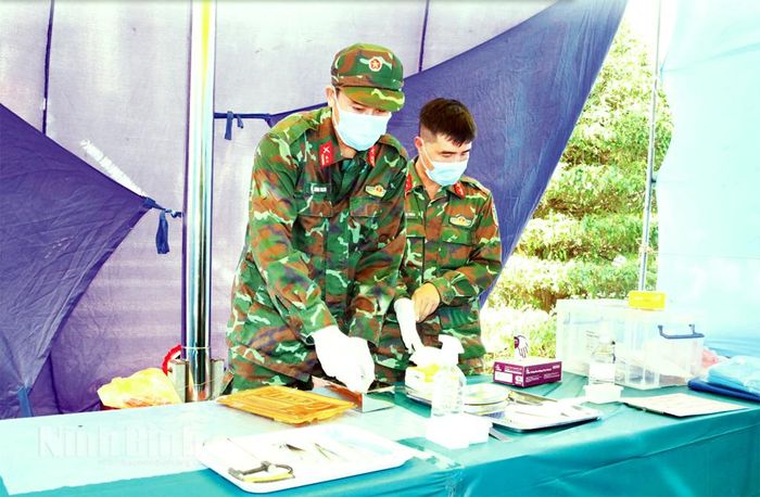 Đơn vị nghiệp vụ triển khai lấy mẫu hài cốt liệt sĩ chưa xác định được thông tin tại Nghĩa trang Liệt sĩ Nghĩa Phú, xã Hồng Phong.