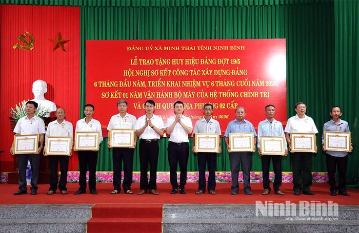 Lãnh đạo xã Minh Thái trao Huy hiệu Đảng đợt 19/5/2026 cho các đảng viên.