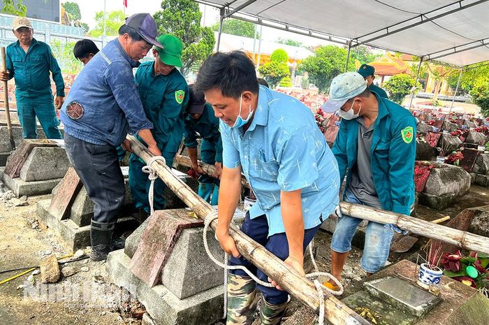Lực lượng chức năng thực hiện việc khai quật, thu thập mẫu hài cốt liệt sĩ ở các phần mộ chưa xác định được danh tính để đi giám định ADN.