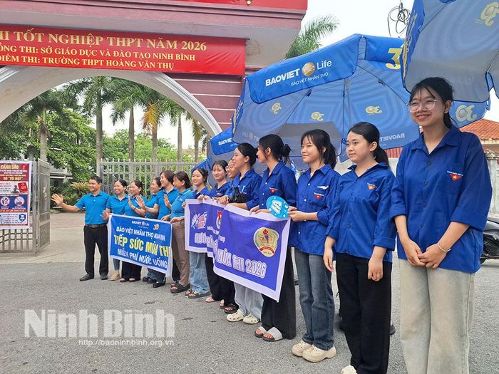Lực lượng đoàn viên thanh niên hỗ trợ, tiếp sức thí sinh thi môn Ngữ văn, Kỳ thi Tốt nghiệp THPT năm 2026 tại điểm thi Trường THPT Hoàng Văn Thụ (xã Hiển Khánh).